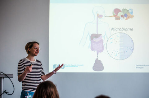 Prof. Claudia Günther führt in die Mikrobiomforschung ein