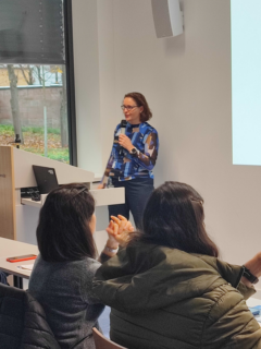 Beate Winner giving a presentation about career in life science and networking opportunities in Erlangen